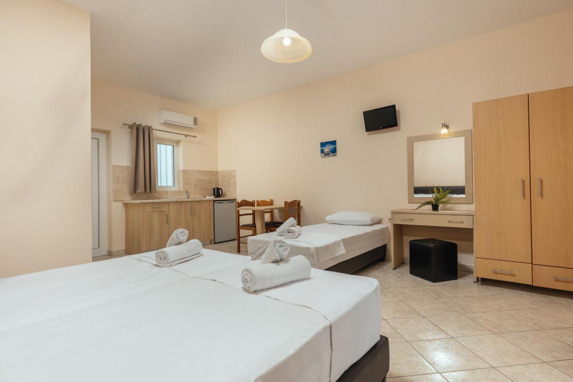 לגאנאס Yakinthos Hotel מראה חיצוני תמונה