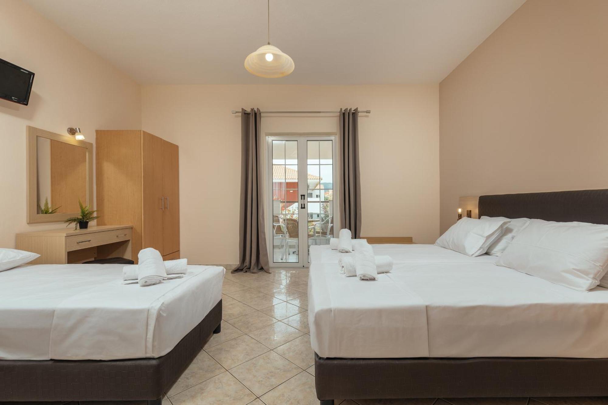 לגאנאס Yakinthos Hotel מראה חיצוני תמונה