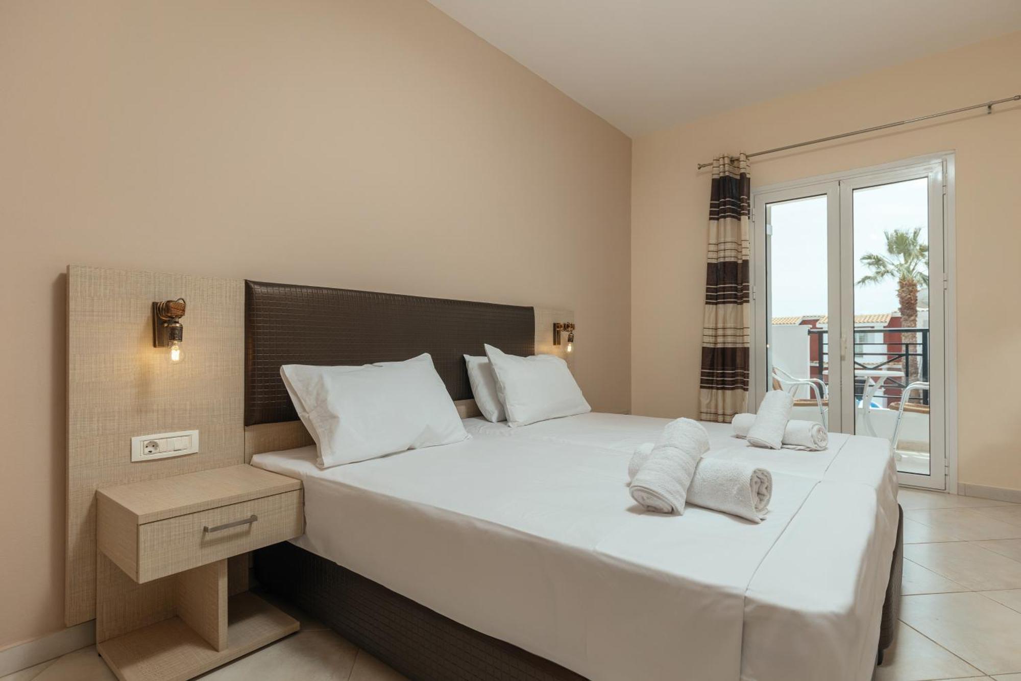 לגאנאס Yakinthos Hotel מראה חיצוני תמונה