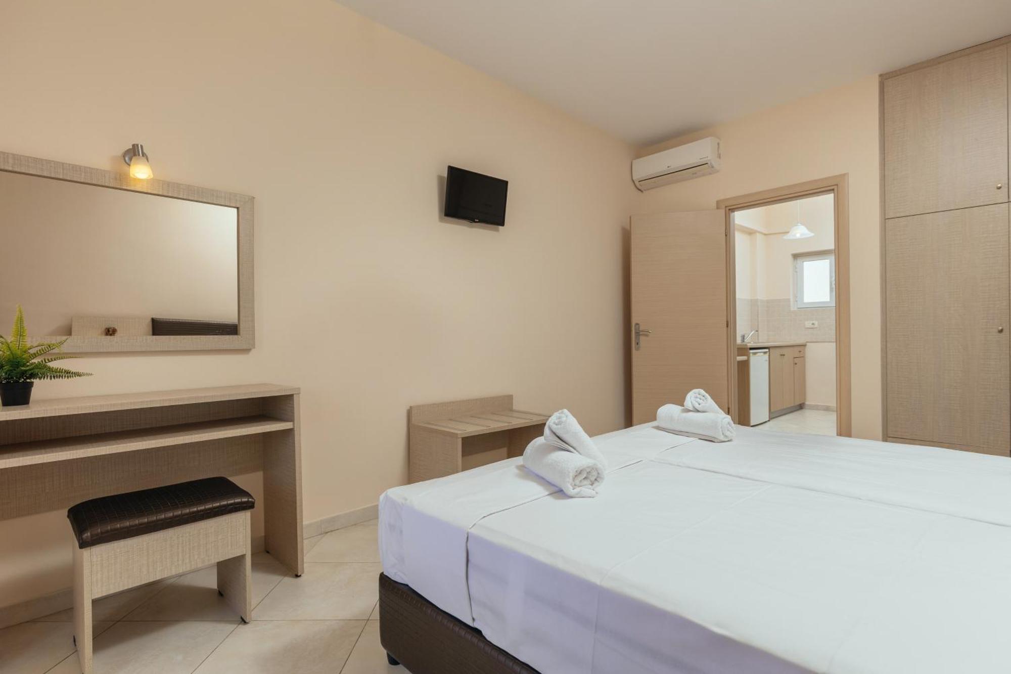 לגאנאס Yakinthos Hotel מראה חיצוני תמונה