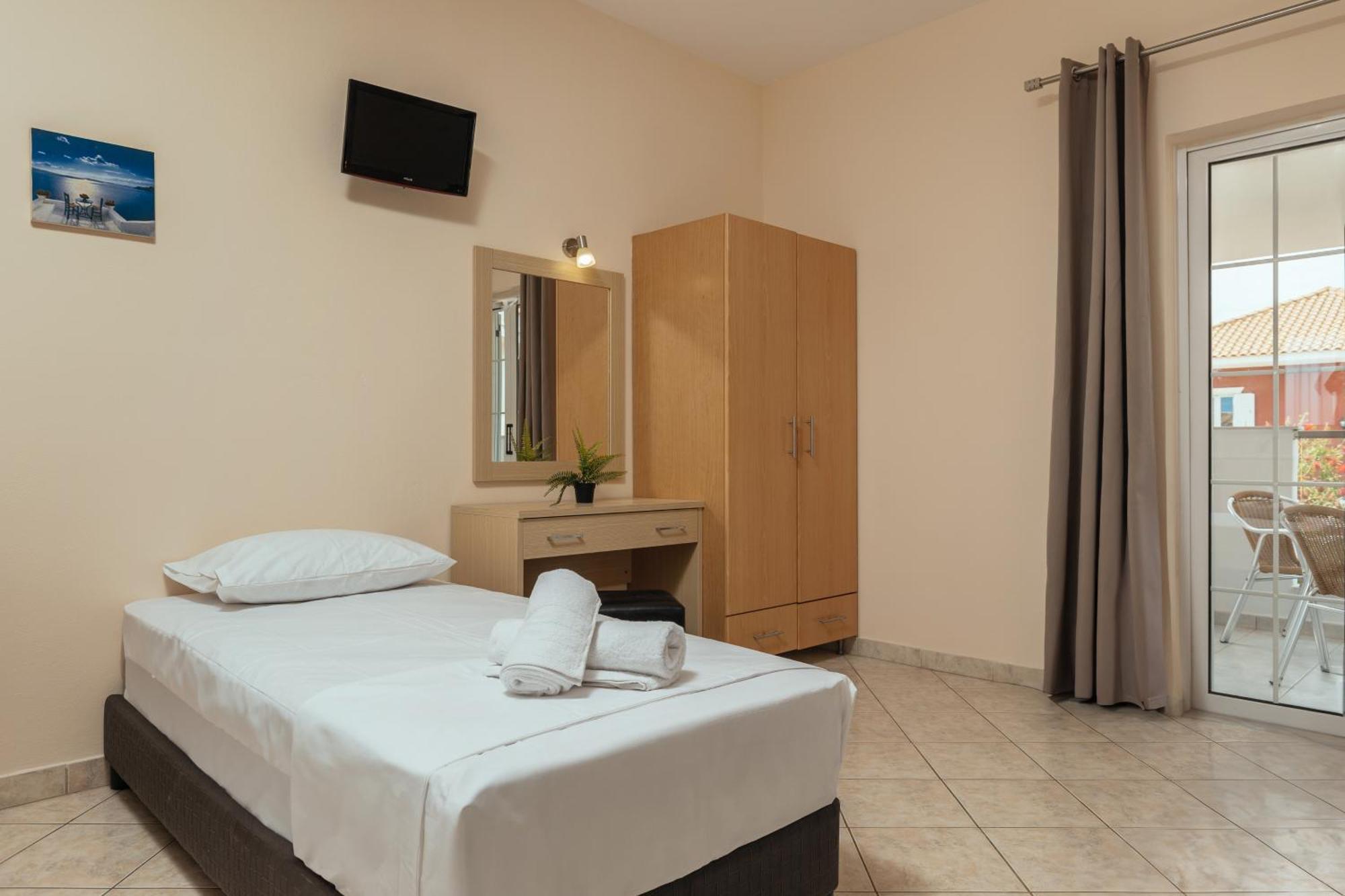 לגאנאס Yakinthos Hotel מראה חיצוני תמונה