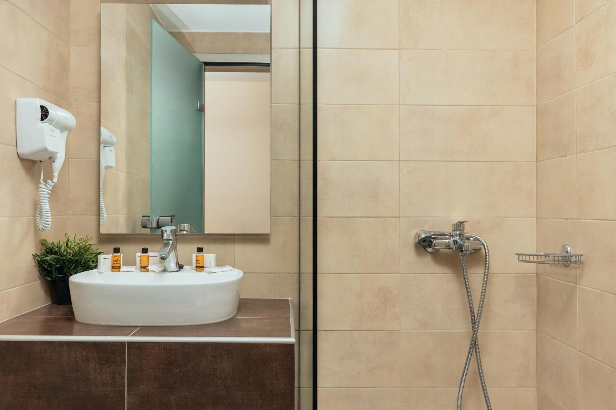 לגאנאס Yakinthos Hotel מראה חיצוני תמונה